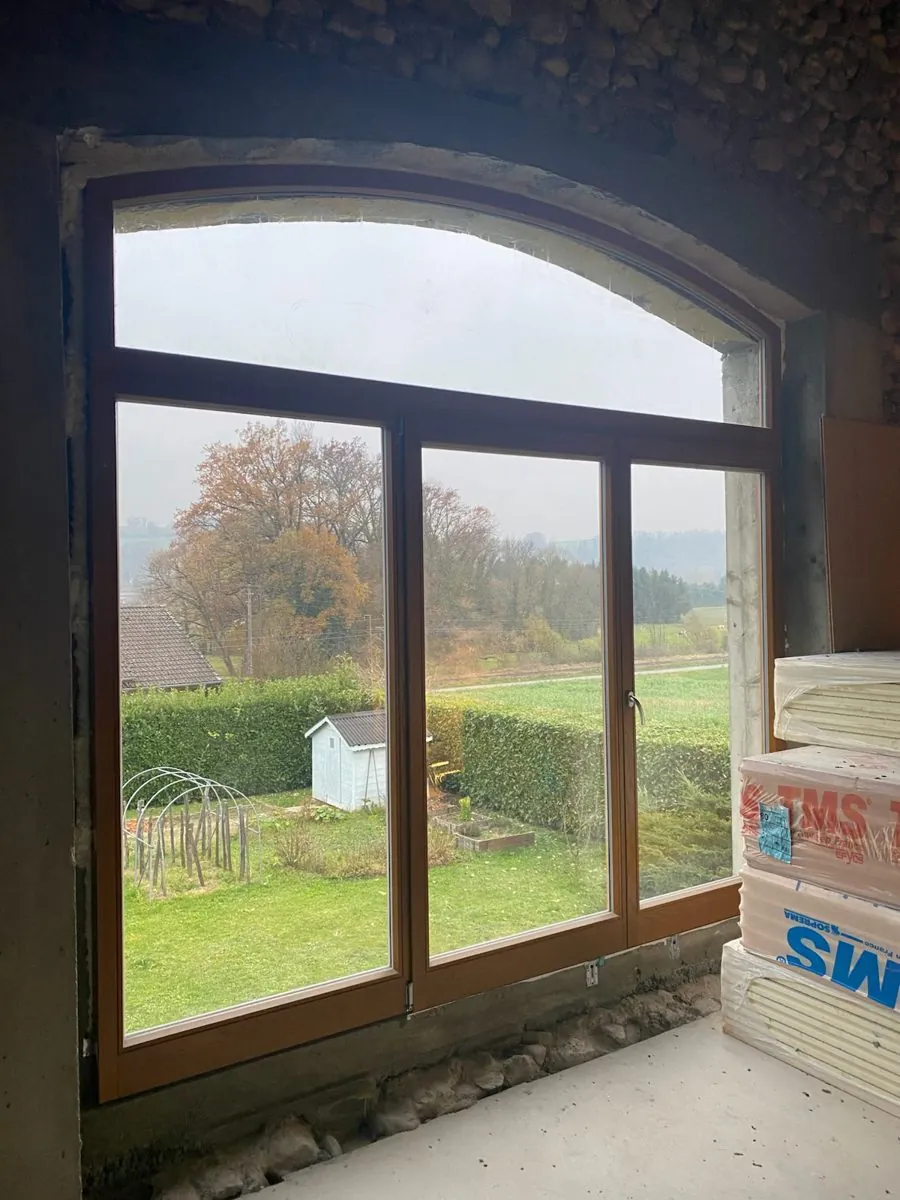 Pose d'une menuiserie avec vitrage acoustique — isolation phonique à Annemasse par Renov Haute-Savoie