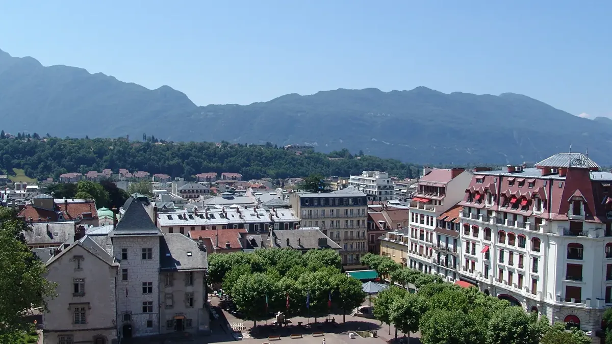 Centre historique d'Aix-les-Bains, bâti Belle Époque et montagnes du Bourget — rénovation à Aix-les-Bains par Renov Haute-Savoie
